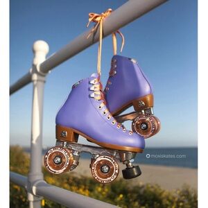 Moxi Beach Bunny Periwinkle Sunset Roller Skates
Size 7